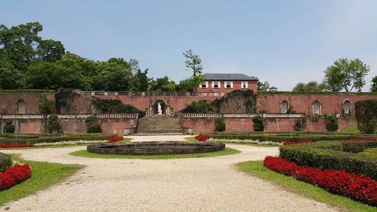 園區內設有多種展示區,像是東方庭園、西方庭園以及大航海外來植物展示區等,不同區塊以步道串連,可感受到多元植物的樣貌。仁山植物園在中高地勢的環境下,有成熟的森林、寬闊山坡和開闊視野,四季各有特色。