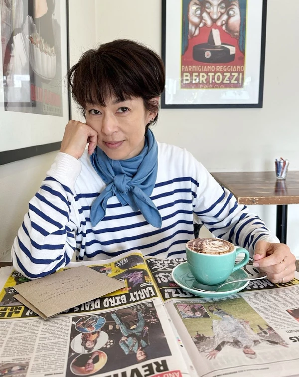 坐在咖啡廳讀報的鈴木保奈美,穿著極具法式風情的藍白條紋圓領衣,並在脖子隨性繫上一條與條紋同色調的藍色針織領巾,顯得格外有精神。日常在穿平凡的條紋衫或素色大學T時,最容易顯得像居家服,此時「領巾」就是你的減齡救星,不僅能增添層次感,更能一秒穿出浪漫的巴黎女子氣息。