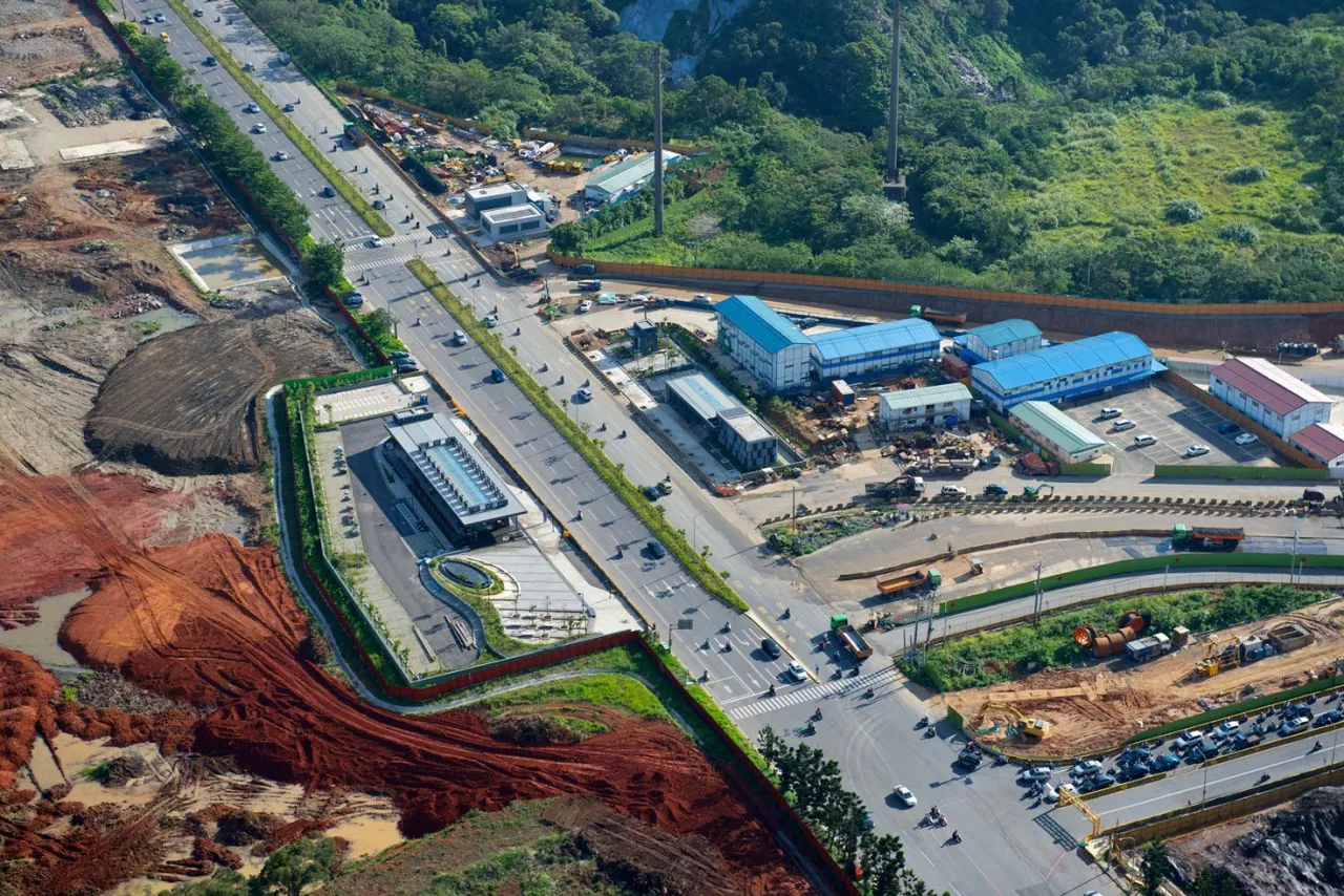 另一項亮點為補強桃園機場捷運線，串聯既有的「A7 體育大學站」與「A9 林口站」，中途行經文化二路。不僅為機場捷運使用者提供更豐富的轉乘選擇，也讓前往長庚醫院與長庚大學的民眾多了一項便利路線，並可降低尖峰時段交通壅塞的可能性。