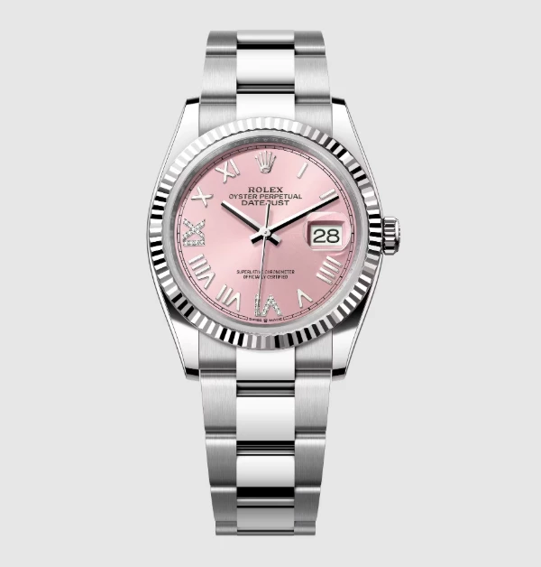 這款是Rolex非常經典且受女性歡迎的「Datejust 」，粉紅色的太陽放射紋面盤帶點溫柔的少女感，但配上品牌經典的外觀設計，戴起來完全是優雅又洗鍊，是兼具保值性與顏值的夢幻大作！（商品價格約：NTD 425,000）