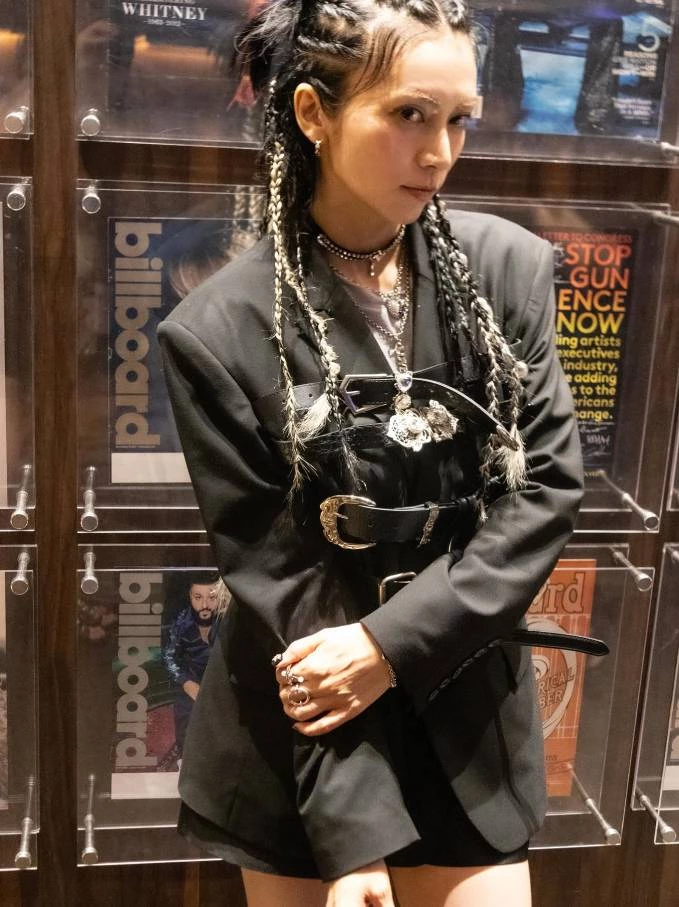 我們不一定要像柴崎幸一樣綁滿頭編髮,但這個「腰帶裝飾法」一定要學起來!在穿著寬鬆、容易顯得無神或臃腫的西裝外套、風衣或長洋裝時,加上一條「帶有金屬扣環的設計感皮帶」,不僅能抓出腰身,更能為穿搭增添一股帥氣與幹練。
