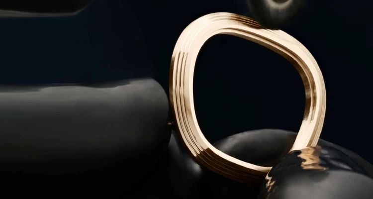 「Sixtie」腕錶最具辨識度的核心設計特色，莫過於外觀上獨特的梯形（Trapezoidal）錶殼輪廓，搭配細緻流暢的金質鏈帶，勾勒出既復古又前衛的幾何線條。再結合璀璨鑽石點綴與精緻機芯工藝，讓整體設計在優雅與個性之間取得完美平衡，也再次展現Piaget深厚而經典的金工匠藝底蘊。