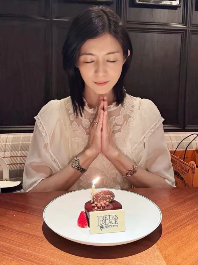 最近才剛過完5月生日的楊采妮,她閉眼許願的這一幕,簡直美得像仙女下凡!這件純白色的雪紡洋裝充滿細緻的刺繡與鏤空設計,把她骨子裡的優雅與純淨襯托得淋漓盡致。