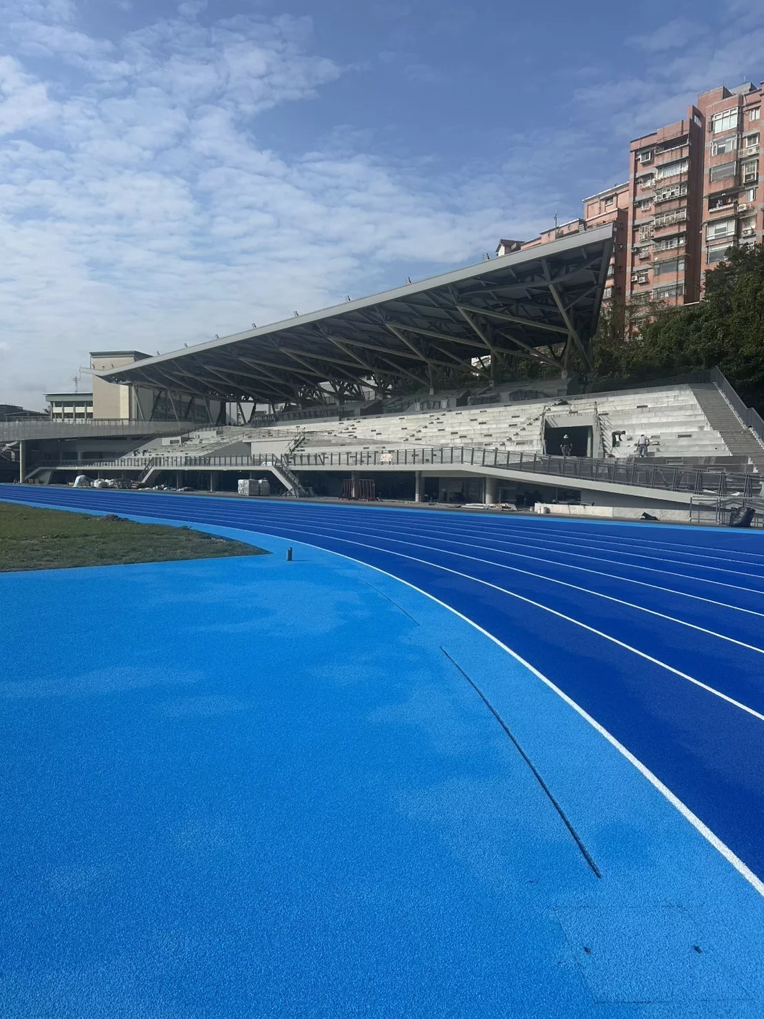 籌備多時，基隆市立田徑場即將於今年 6 月完工，9 月啟動試營運。這裡承載著許多在地人從小跑到大的運動記憶，如今迎來嶄新蛻變。全新的藍色跑道成為一大亮點，並升級為國際賽事等級。啟用後將維持 24 小時「免費開放」，讓市民自由使用。此外，室內風雨操場與網球場也將持續規劃建置，未來將成為運動愛好者最喜愛造訪的場地之一。