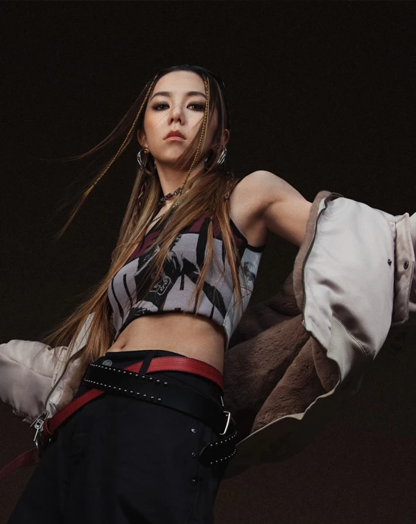 當舞台燈光尚未點亮，話題早已在場外悄悄延燒，這回在演唱會倒數之際，我們不妨先從鄧紫棋的「10套私服造型」看起，解鎖她最愛的穿搭公式，看看鄧紫棋是如何把日常單品，穿出專屬於G.E.M.的街頭高級感吧！