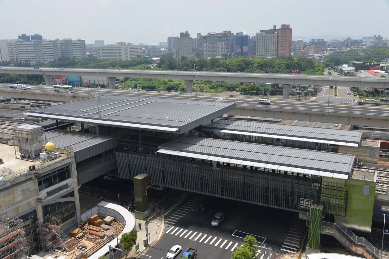 另一項亮點為補強桃園機場捷運線，串聯既有的「A7 體育大學站」與「A9 林口站」，中途行經文化二路。不僅為機場捷運使用者提供更豐富的轉乘選擇，也讓前往長庚醫院與長庚大學的民眾多了一項便利路線，並可降低尖峰時段交通壅塞的可能性。