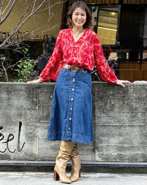 一般人想學這種復古率性穿搭，可以先從「復古襯衫＋牛仔裙」入手。選一件版型挺拔的牛仔裙，能瞬間修飾身材比例。色彩細節上，若穿著深色系洋裝，不妨大膽加入「亮色系配件」，例如一雙卡其色長筒靴或寬皮帶，便能立刻點亮原本沉悶的造型。