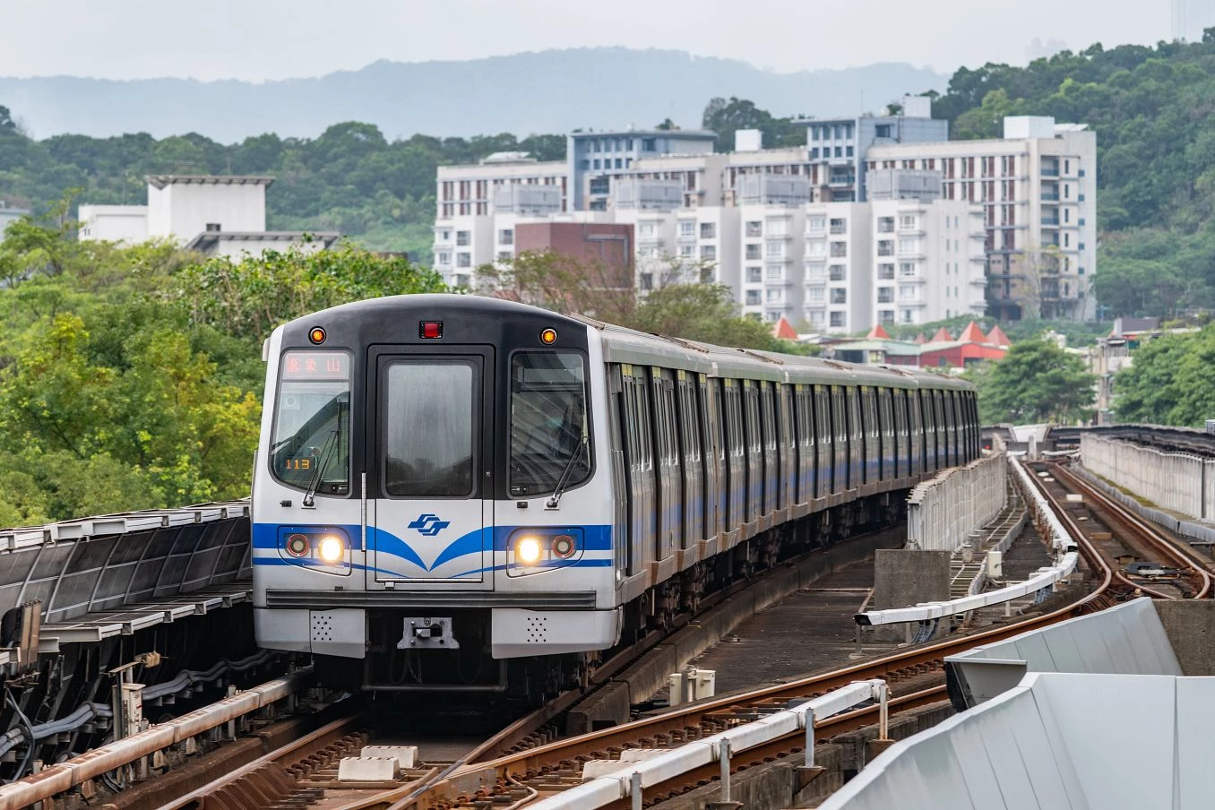 台北捷運路網持續擴張，備受關注的「民生汐止線（簡稱：民汐線）」正式成為討論焦點。這條橫跨台北市與新北市的重要捷運路線，不僅串聯大同、中山、松山、內湖到汐止，更整合淡水信義線、中和新蘆線、文湖線與環狀線東環段，打造更完整的都會交通動線。未來隨著汐東線與基隆捷運陸續銜接，「民生汐止線」將成為北北基通勤族不可或缺的關鍵路廊。