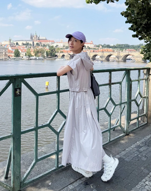這套在國外湖畔捕捉到的旅遊私服,蘇慧倫完美示範了如何將「機能休閒」穿出高質感的校園學姐感。她巧妙運用「低飽和度的莫蘭迪色系」作為主調,這種帶淺灰紫色的連身設計,能營造出乾淨且平易近人的純淨氣質。