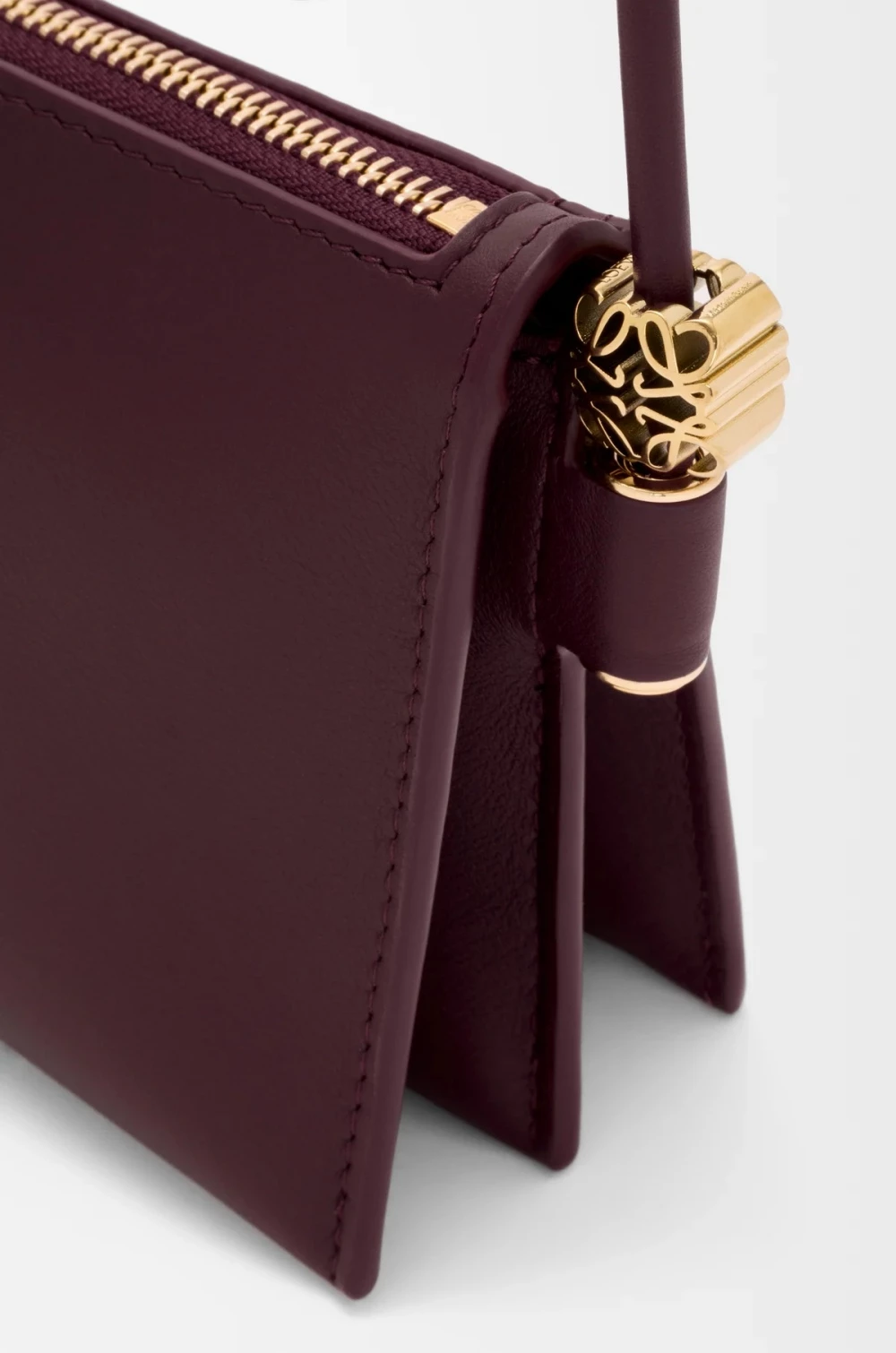 Loewe 向來是 Logo 運用相對克制的品牌，在 Joya 包款上僅以小巧的燙金字樣壓印呈現品牌名稱；除此之外，另一項經典標誌「Anagram」則以金屬小吊飾的形式，低調隱藏於背帶收尾處，讓整體包款維持簡潔內斂的質感。