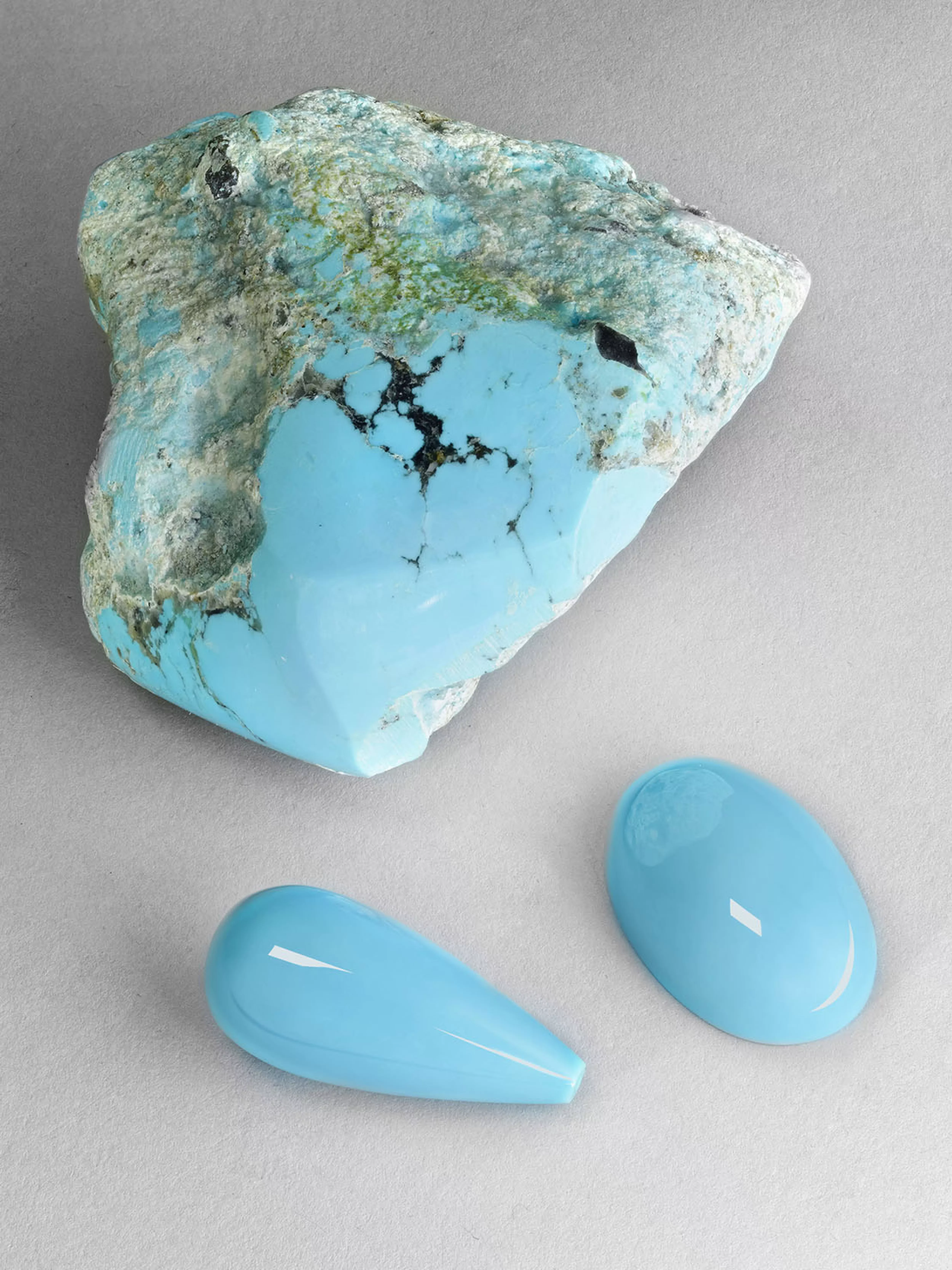 綠松石（Turquoise）在歷史上常被視為旅行與保護之石，古代波斯與美洲文化皆將其用於護身與祝福。射手座象徵遠行與視野擴張，而綠松石清新的藍綠色調，正好呼應天空與遠方意象。在色彩心理學中，藍綠色與理性溝通、情緒穩定相關。對於衝動型火象星座而言，這種色澤有助於平衡熱情，使表達更加成熟。綠松石的象徵意義並非增加魅力，而是讓魅力更持久。