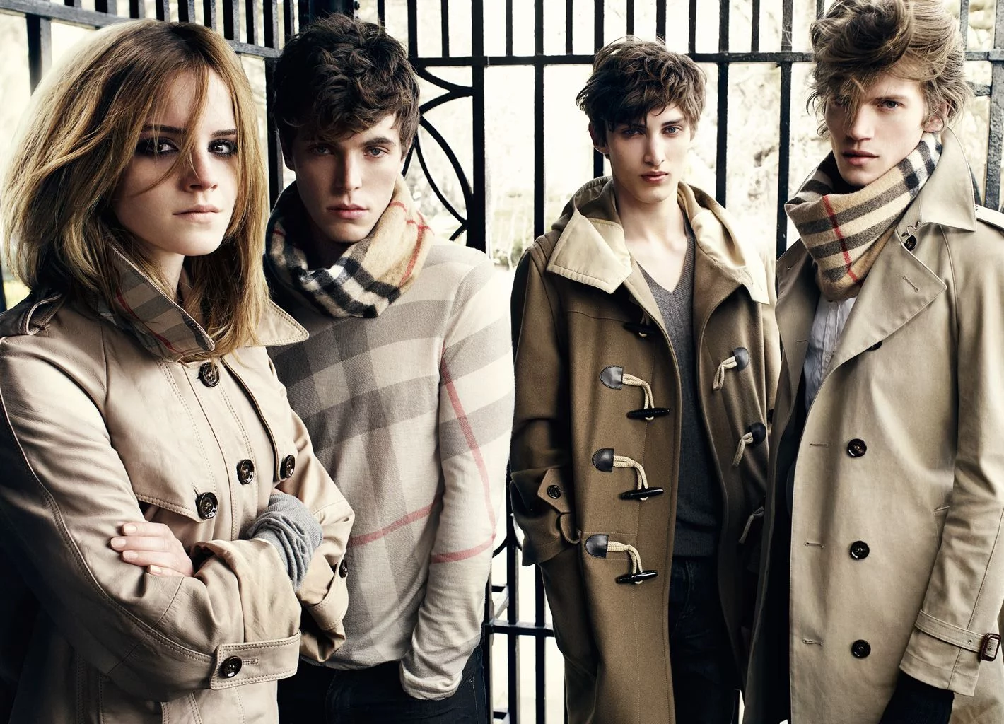 對時尚圈而言，Christopher Bailey 幾乎就是 Burberry 黃金年代的代名詞。2001 年加入品牌後，他用 17 年時間重塑 Burberry 的品牌定位，將原本被視為傳統雨衣製造商的老牌企業，打造為橫跨歐美與亞洲市場的全球精品品牌。從經典風衣、數位行銷到品牌年輕化策略，Bailey 被視為近代英國時尚產業最重要的推手之一。