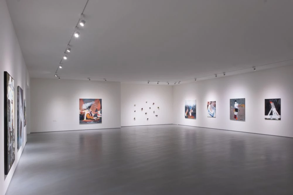 睽違三年，郭彥甫迎來全新個展《抽筋了！》。這是他首次於亞洲藝術中心（Asia Art Center）展出，一共呈現 26 件全新作品，涵蓋繪畫、立體及裝置創作。郭彥甫坦言，這是他創作生涯至今最完整、也最滿意的一次作品呈現。展名「抽筋」源於一種發生於身體臨界狀態的真實經驗；對藝術家而言，「繪畫」也是一場反覆且規律、近乎運動訓練的過程。
