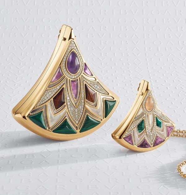 「Divas' Dream」晚宴包，完美詮釋了創意總監Mary Katrantzou所強調的「包款與珠寶間的直接對話」。鍍金鋁與鍍鈀黃銅，包身鑲嵌著深淺紫水晶、虎眼石、珍珠母貝及孔雀石，並將寶格麗標誌性的扇形圖騰轉化為極具雕塑感的微型建築，展現出品牌大膽無畏的色彩美學與敘事精神。（商品價格店洽）