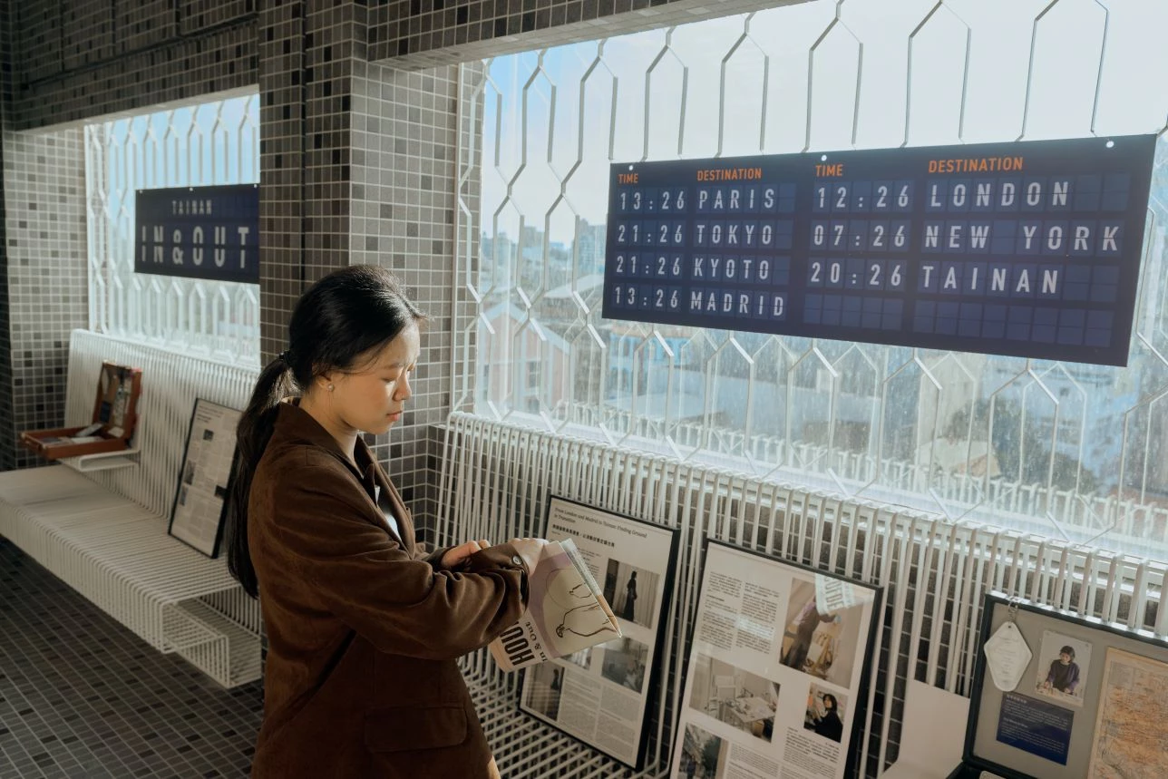 除了精彩選書,館內也推出《Golden Hours:TAINAN In & Out》特展,以「出入境」為概念,攜手藝術家 Harper Ouk 操刀主視覺,將展場轉化為如機場般的流動場域,引領觀眾在行走之間重新感知台南風景,彷彿穿梭於微型航廈之中,展開一場入境台南的旅程。「這些書頁翻動聲與吧檯間的談笑,雖然無法量化,卻是旅程中最迷人的時刻。」天下南隅總經理林子鈞說道。
