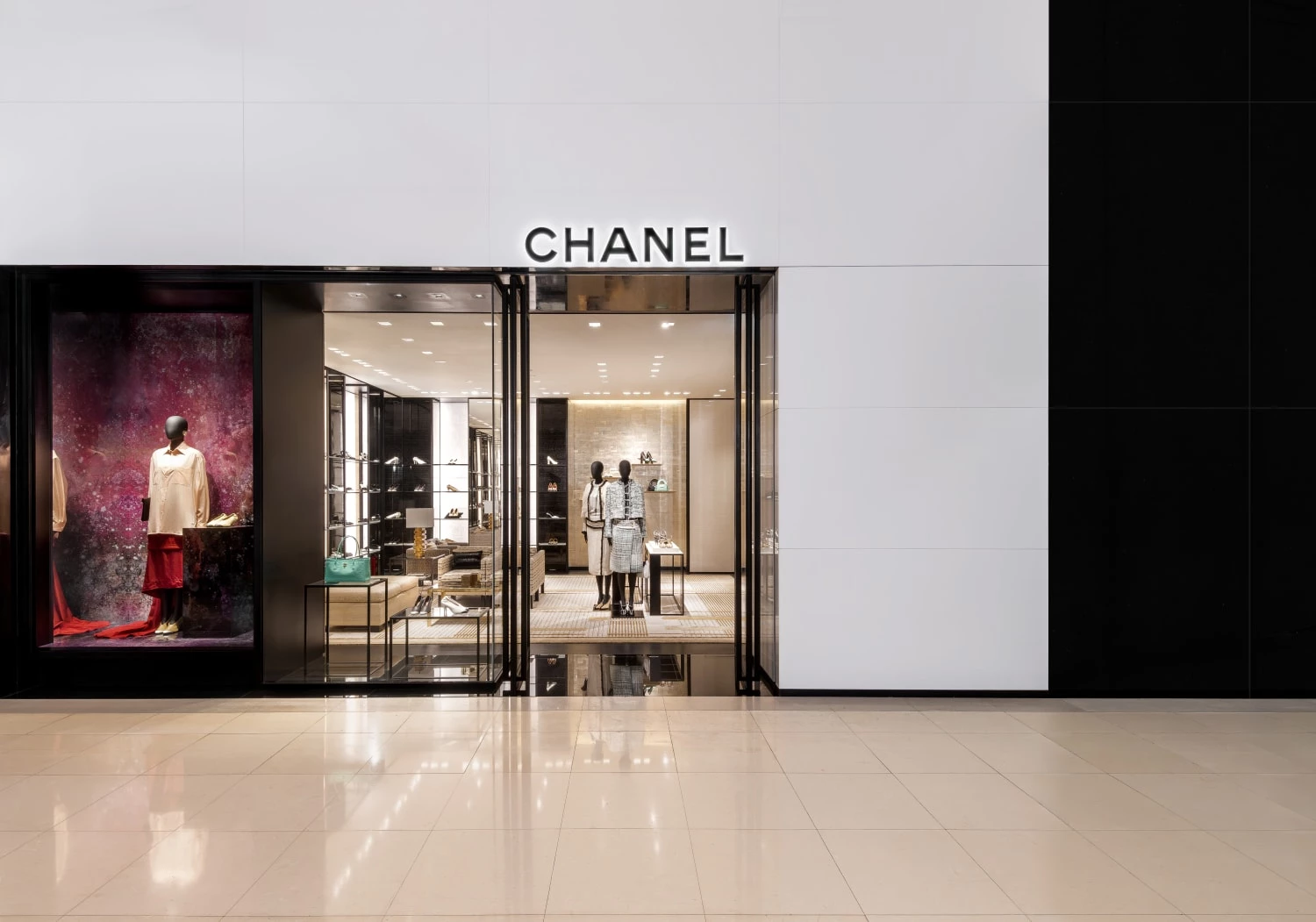 春夏新品上架之際，台北遠東 Sogo 復興店也以全新姿態重新開幕，在占地逾 930 平方公尺的三層樓空間，完美體現品牌的雋永傳承，同時展現品牌歷久彌新的美學願景。如今，新 Chanel 為當前奢侈品市場注入獨樹一幟的活力與動能，Matthieu 無疑打下強勁的市場基礎，而成長才正要開始。