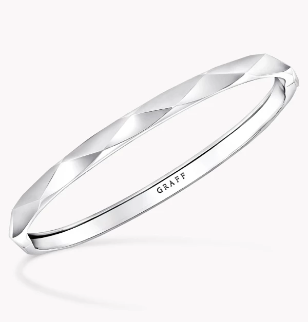 「Laurence Graff Signature」手環，以18K白金精工打造，透過線條分明、稜角俐落的結構設計，展現極具現代感的幾何美學。作品靈感，源自Graff對鑽石切割工藝的極致追求，以創意手法演繹美鑽的精準琢面與光影變化。整體設計，在簡約中蘊含力量感，使金屬光澤與結構輪廓相互呼應，呈現出俐落而高級的視覺張力，完美體現品牌一貫的奢華工藝語言。（商品價格約：NTD 326,000）
