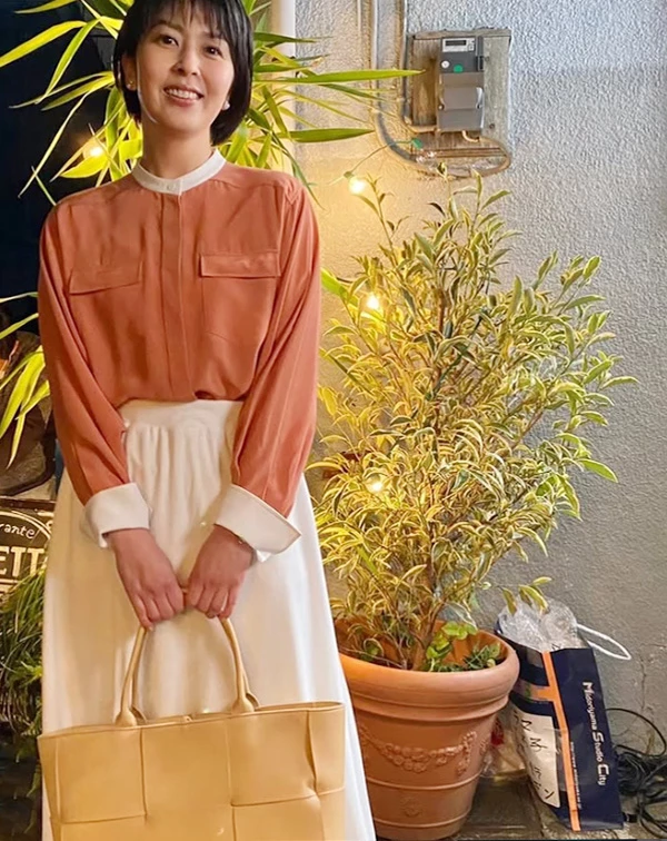 很多女性過了40歲後就不太敢碰粉色,怕有「刻意裝嫩」的嫌疑。但是!想穿出溫柔感,「色彩」絕對是第一滴催化劑。不要怕,就讓我們大膽用上溫潤的柔和色調,散發出毫無攻擊性、讓人好感度滿分的韓系溫柔氣場吧!