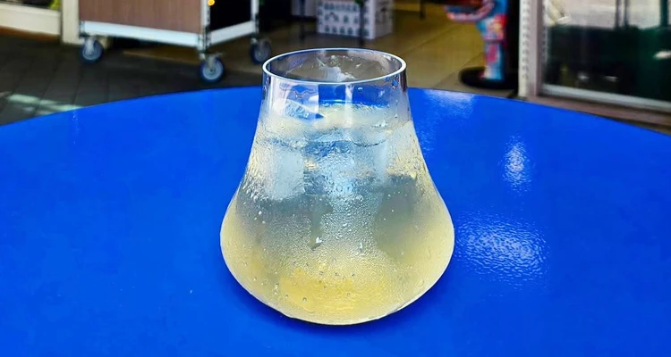 另外推薦的口味，則是店裡的人氣款「鹹檸七」。正如小薛老闆形容的那樣，他們家的鹹檸檬風味並不厚重、刺激，反而帶著淡淡回甘。入口時，先是檸檬的清新果香在舌尖散開，接著細緻的微氣泡輕輕襯托出鹹檸檬特有的尾韻，清爽之中，又多了幾分層次感，喝起來特別順口、解膩。