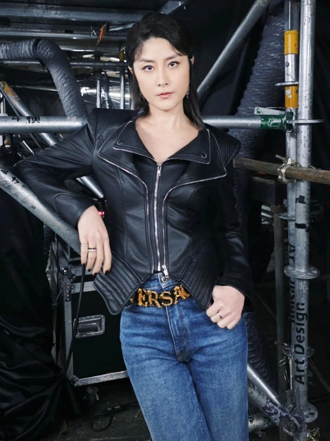 除了擁有凍齡美貌與亮眼事業成績外,陳慧琳的私服穿搭同樣備受關注。現年54歲的她,無論出席活動或分享日常生活照,總能透過俐落剪裁、年輕化單品以及恰到好處的搭配技巧,展現優雅又充滿活力的時尚魅力。看似簡單的造型背後,其實藏著不少值得借鏡的減齡穿搭心法。這次就一起解析「陳慧琳的15大減齡穿搭技巧」,看看她如何穿出不刻意裝嫩、卻依然年輕有型的高級感。