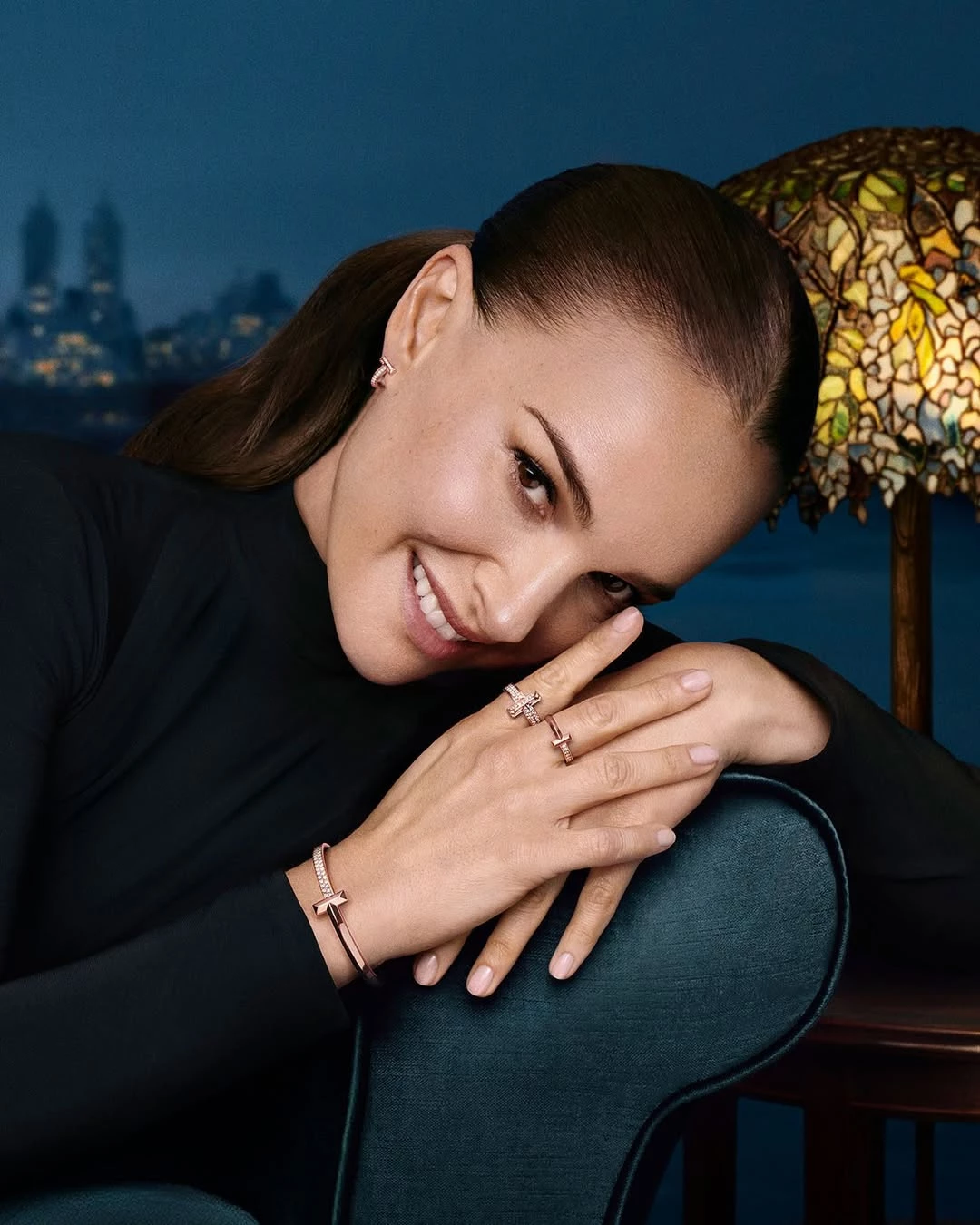 除了寶格麗，鐘錶與珠寶部門旗下兩大品牌蒂芙尼（Tiffany & Co.）與尚美巴黎（Chaumet）表現亦相當亮眼。蒂芙尼持續翻新門市網絡並強化標誌性產品系列，其中 HardWear 系列表現尤為突出，靈感源自品牌典藏中 1962 年的一款中性鏈節手鍊。尚美巴黎則受益於 Bee de Chaumet 系列的擴展而表現亮眼，這也是該品牌最具代表性的入門級珠寶系列。