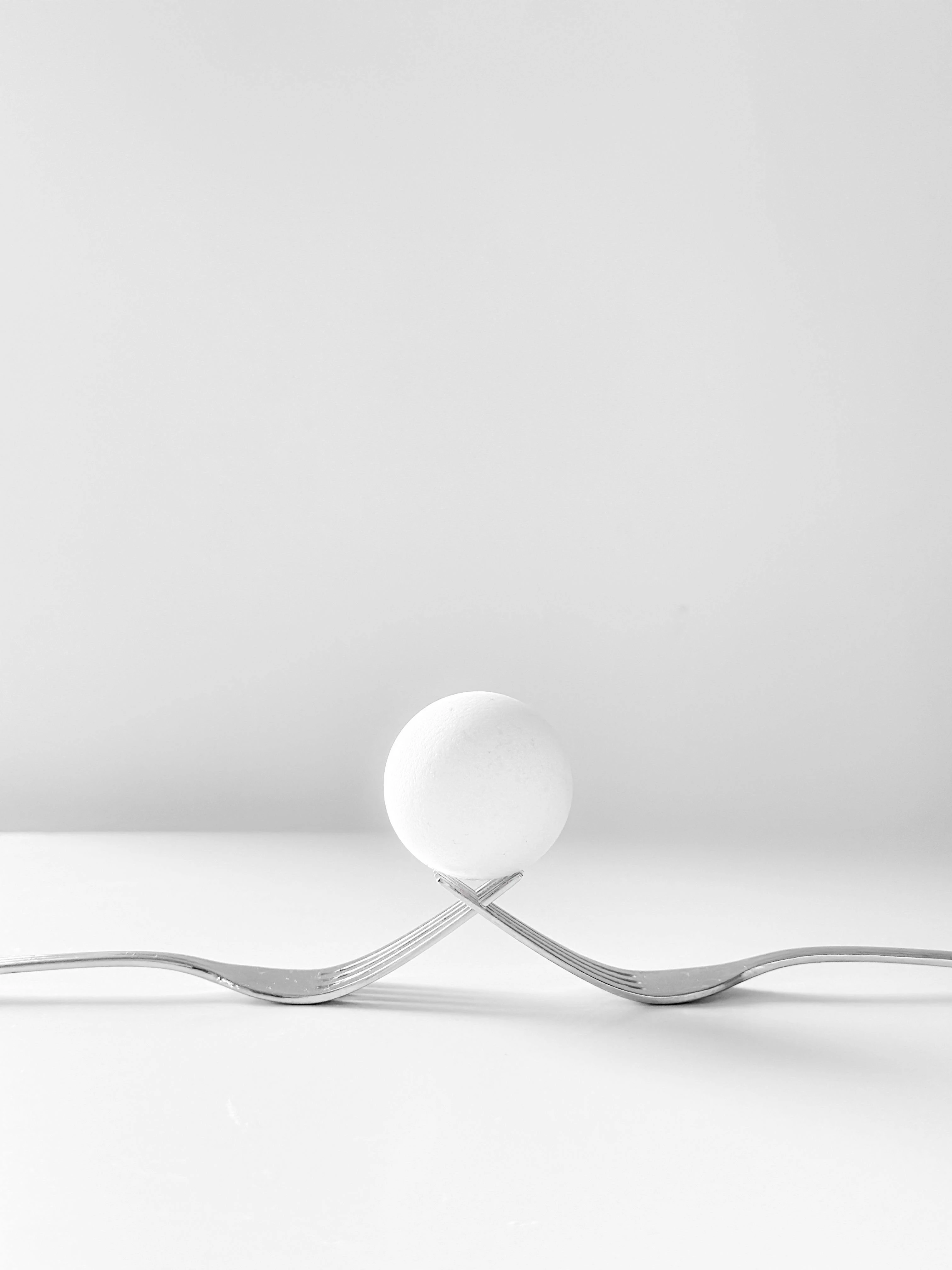 長期關係中的親密感，往往建立在細微互動上。心理學研究發現，伴侶之間的微小行為，例如擁抱、牽手、簡單的關心或稱讚，都能強化情感連結。這些行為會促使人體分泌催產素，進而增加信任與安全感。在忙碌生活中，許多人容易忽略這些細節。然而，一句簡單的關心、一個溫暖的擁抱，或睡前的聊天，往往比昂貴的禮物更能維持情感溫度。這些看似平凡的互動會逐漸累積，形成關係中的情感基礎。當伴侶習慣在日常中表達關心，彼此便更容易感受到被重視，愛情也會在時間中保持穩定溫度。