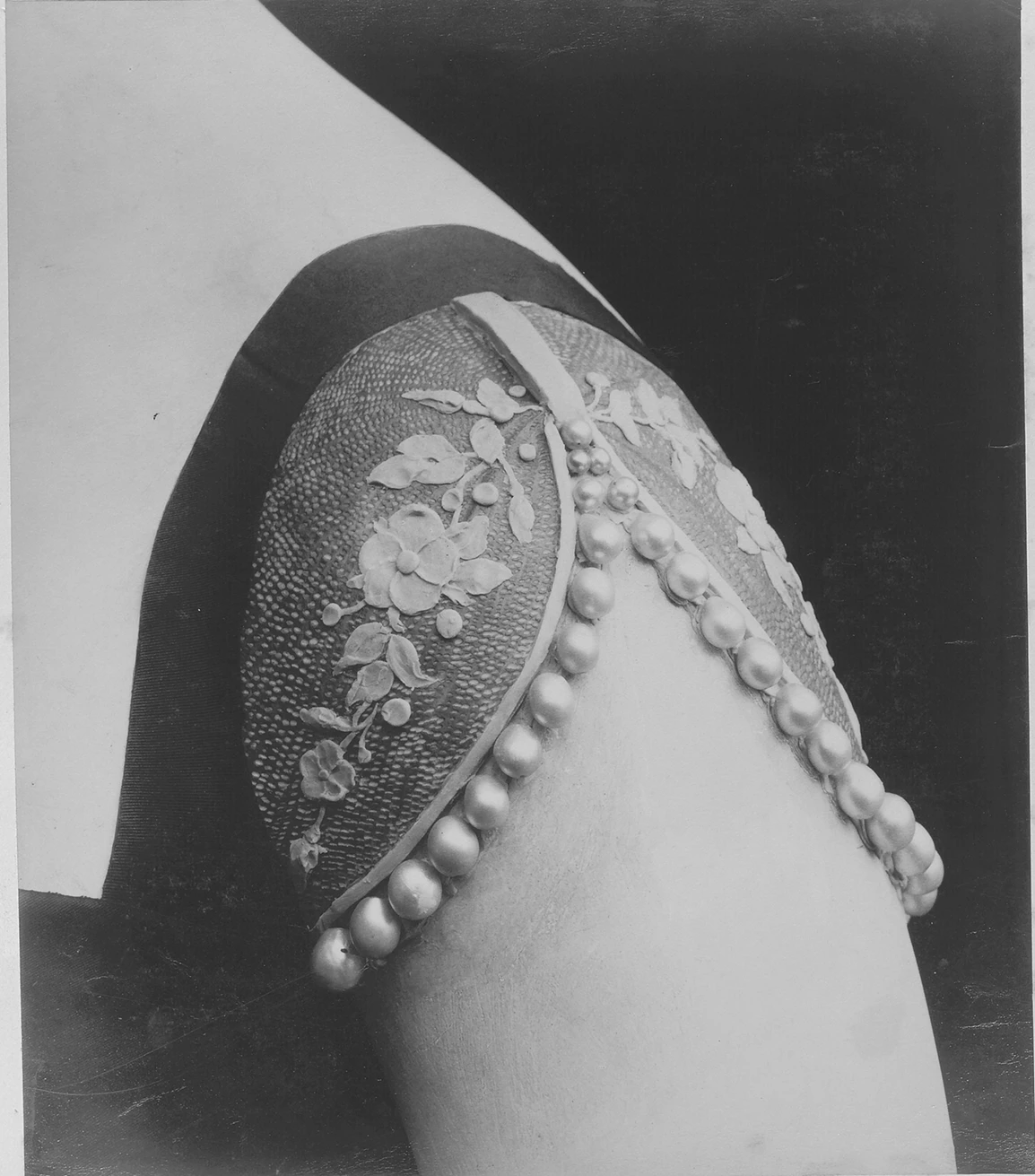 身為布疋商之子,寶詩龍先生對布料的質地、垂墜感與線條流動性,始終保有近乎本能的敏銳度。在他眼中,珠寶從來不是孤立存在的物件,而是服裝語彙的延伸,也是風格的一部份。今年的第三件作品〈The Silhouette〉,正是這套思維最完整的體現。作品可轉換為六種佩戴形式,從結合項鍊與雙肩飾的造型,到拆分為兩件肩飾胸針,或轉化為前後垂墜的雙層長鍊(Sautoir)、兩條獨立項鍊、線條鮮明的圖形頸鍊,甚至化為一對腕間手環,透過拆解與重組,回應不同身形與場合的需求。鑽石與白金依循身體輪廓塑形,隨著動作自然流轉,如同高級訂製服精準卻柔軟的剪裁線條,貼合而不束縛。這件技術高度複雜的作品,透過隱秘而精巧的鎖扣機制,使各種佩戴形態得以在視覺與結構上保持純粹完整。無論從世家長期以來「佩戴自由」的核心理念,或作品本身高度理性的結構設計來看,這些閃爍著美好火光的珍寶,其實都在傳遞同個理念:美,從來不會只有一種樣態。