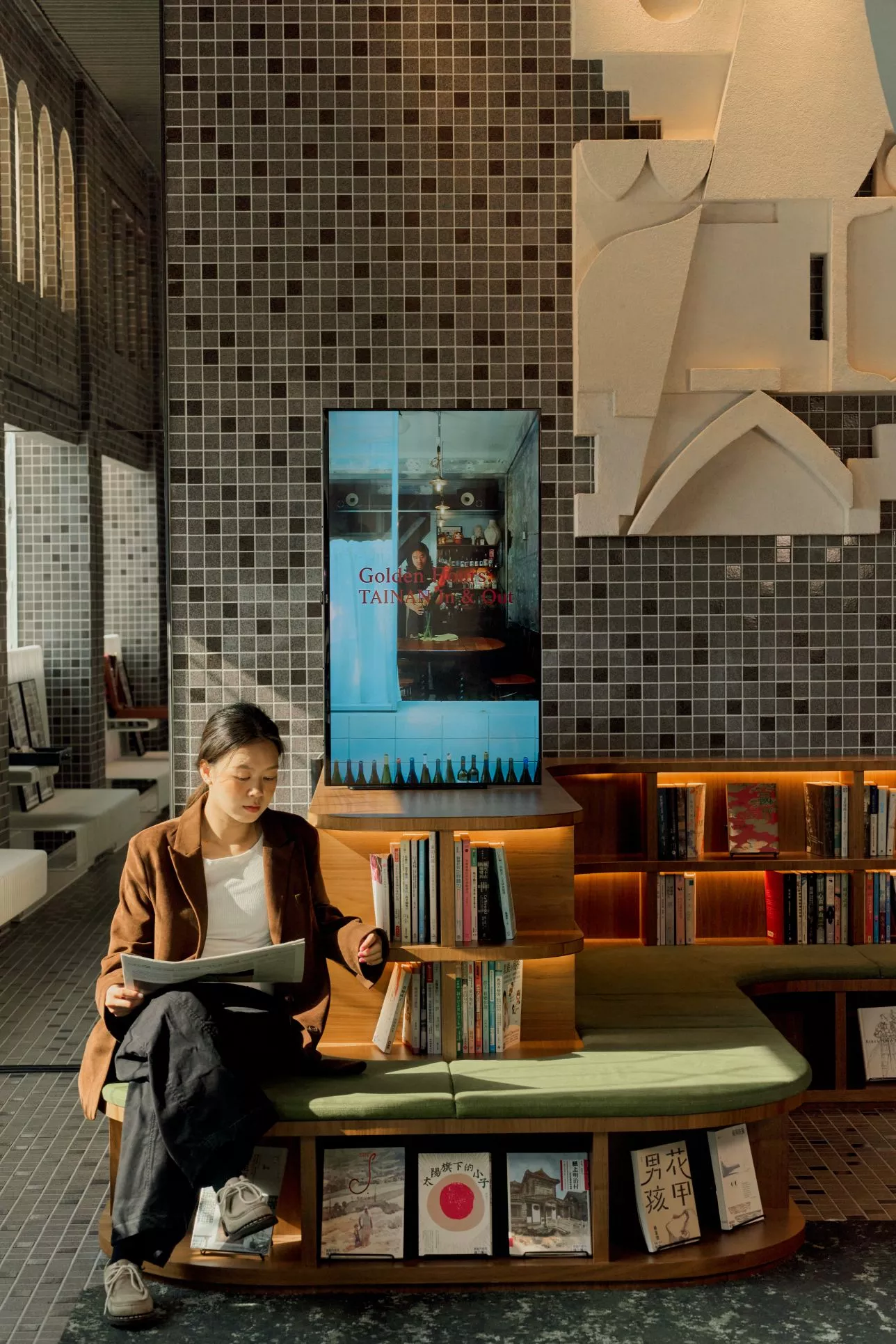 除了精彩選書,館內也推出《Golden Hours:TAINAN In & Out》特展,以「出入境」為概念,攜手藝術家 Harper Ouk 操刀主視覺,將展場轉化為如機場般的流動場域,引領觀眾在行走之間重新感知台南風景,彷彿穿梭於微型航廈之中,展開一場入境台南的旅程。「這些書頁翻動聲與吧檯間的談笑,雖然無法量化,卻是旅程中最迷人的時刻。」天下南隅總經理林子鈞說道。