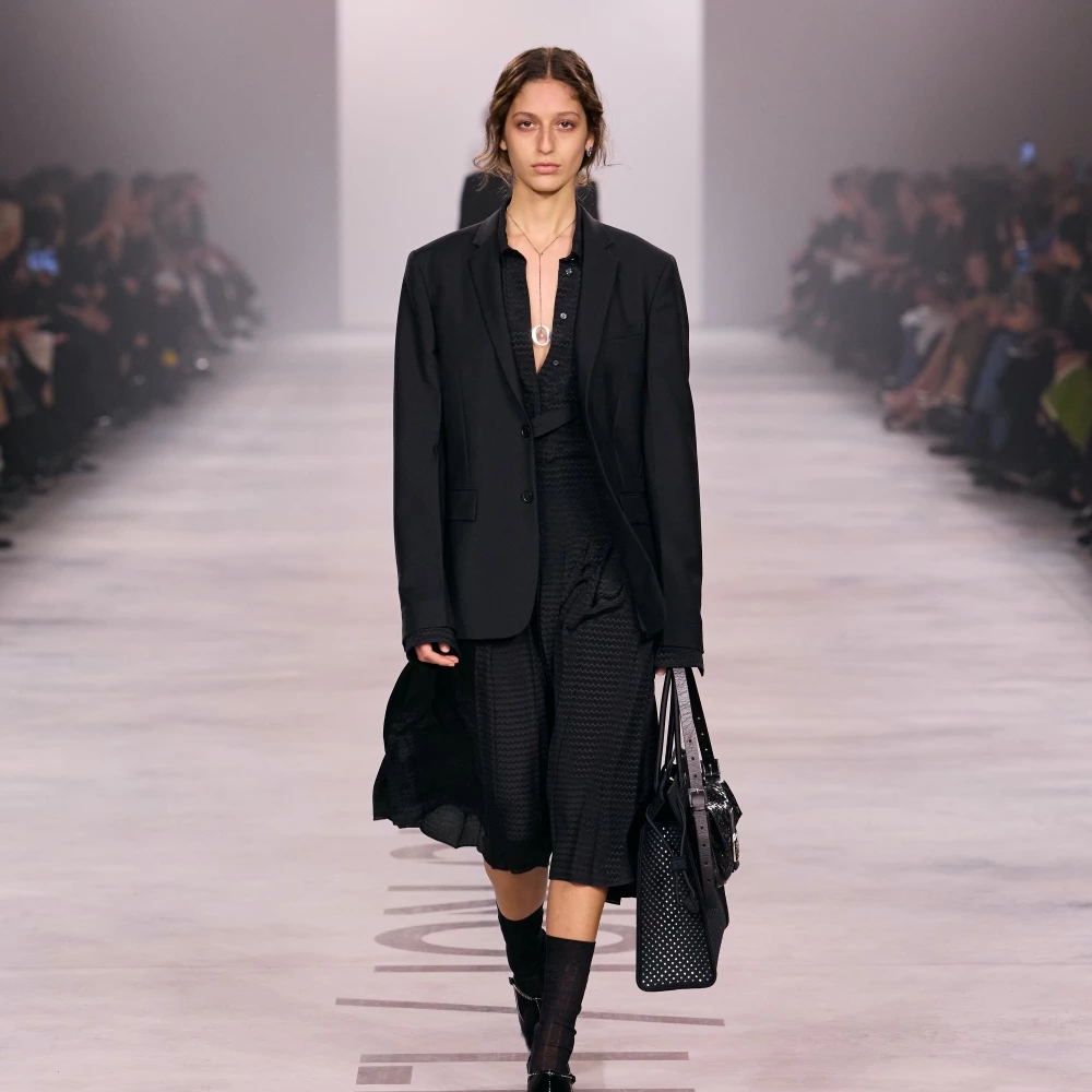 回到秀場上，Maria Grazia Chiuri 這次主導 Fendi，並沒有選擇做一場石破天驚的大秀，她反而選擇以簡約、實穿的設計貫穿全場。