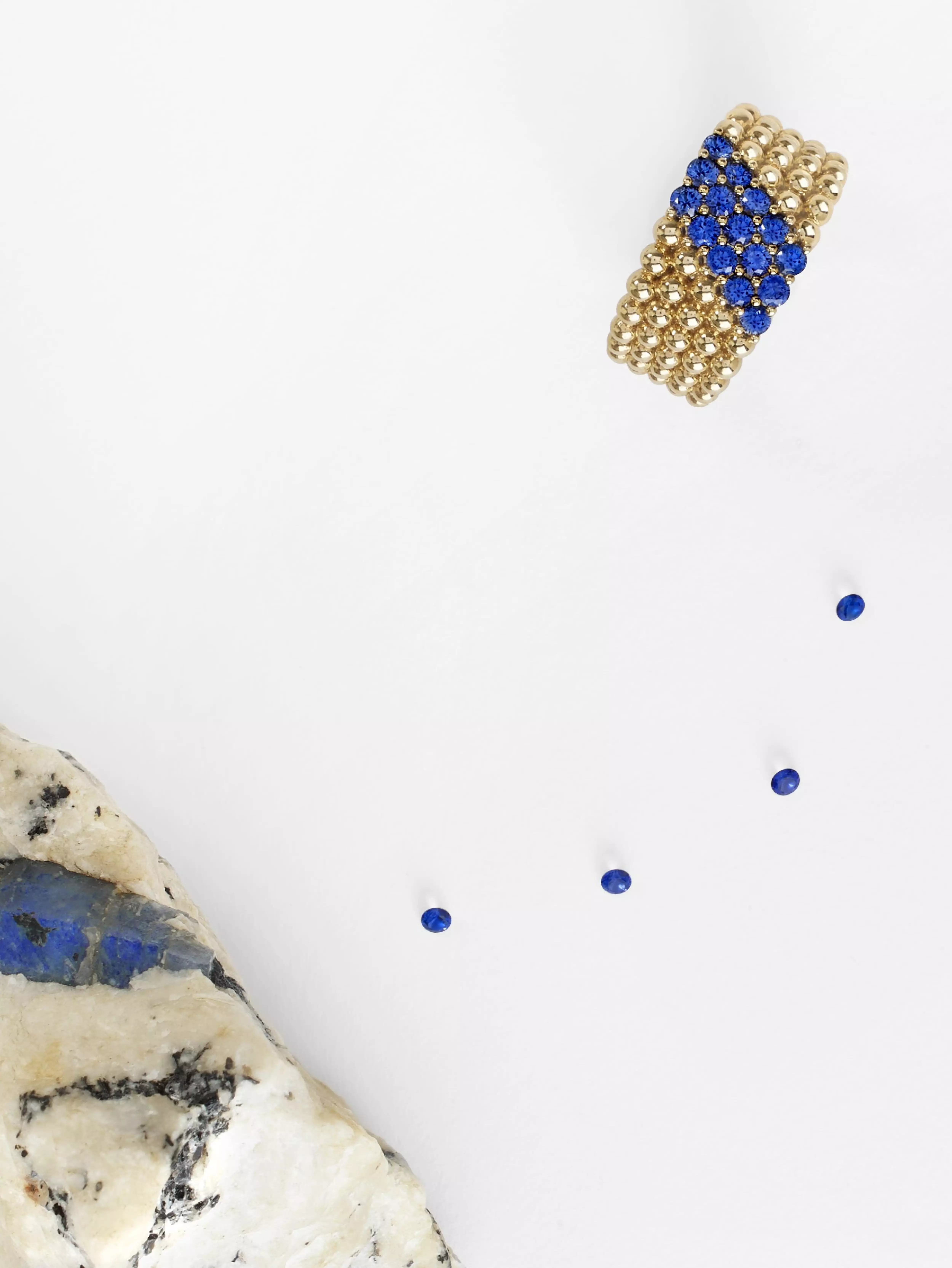 處女女適合搭配白金或銀色金屬，讓藍色調更加純粹。設計上宜簡潔俐落，避免過多鑲嵌細節。處女男則可選擇極簡戒指或手環，強調線條比例與材質質感。藍寶石並不侷限於正式場合，只要設計得宜，也能融入日常穿搭。關鍵在於控制主石大小，使整體造型保持乾淨。