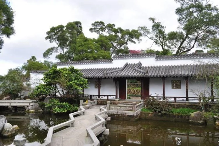 仁山植物園除庭園展示外，園內有多條自然步道，其中部分路段可通往高處眺望蘭陽平原，晴朗時甚至能遠望太平洋及龜山島，吸引喜愛山林景觀的人沿步道健走。