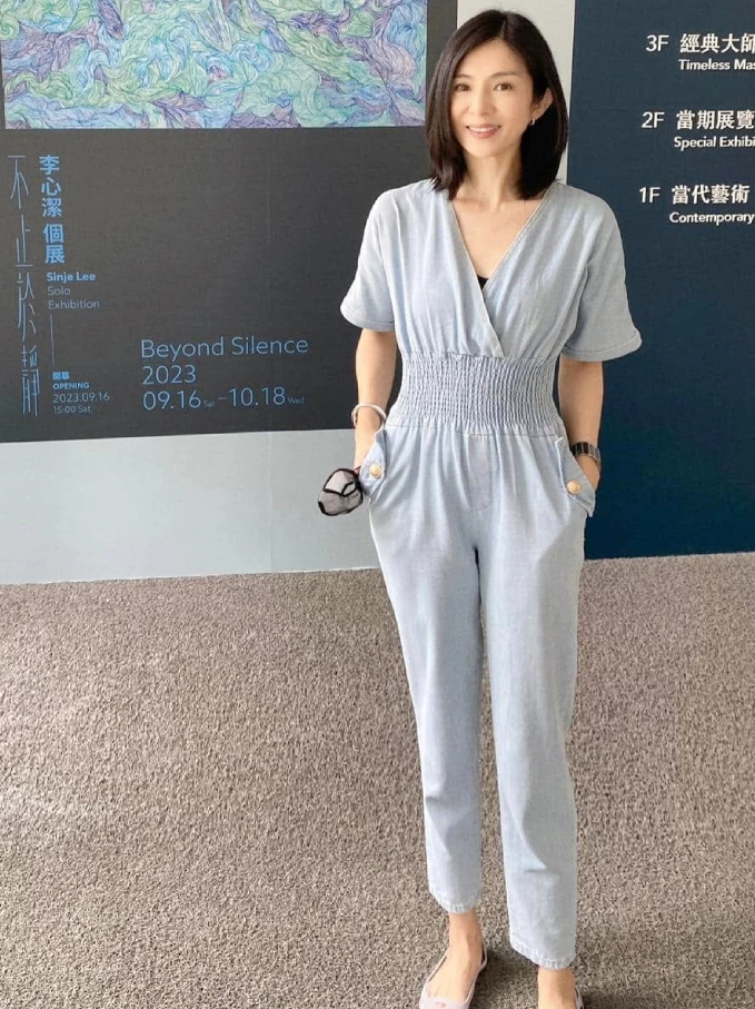 穿連身褲的減齡秘訣,就在於「腰線的寬度與位置」。同齡的我們在挑選時,一定要像采妮一樣選擇有寬縮腰或高腰設計的款式,不僅能掐出腰身,還能完美隱藏腹部的小肉肉,配上一雙舒適的平底鞋,減齡得毫不費力。