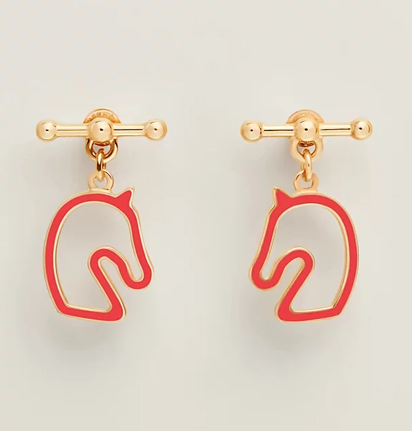 這對Hermès（愛馬仕）的「Tonnerre」耳環，絕對是「動物界」裡最有貴族氣息的選手。它把愛馬仕最具代表性的馬頭輪廓，用極簡的線條勾勒出來，再漆上那抹讓人一眼認出的經典橘色，簡直是把整個賽馬場的優雅都濃縮在妳耳邊了。（商品價格約：NTD 26,000）