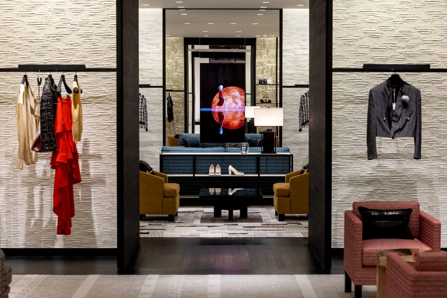 春夏新品上架之際，台北遠東 Sogo 復興店也以全新姿態重新開幕，在占地逾 930 平方公尺的三層樓空間，完美體現品牌的雋永傳承，同時展現品牌歷久彌新的美學願景。如今，新 Chanel 為當前奢侈品市場注入獨樹一幟的活力與動能，Matthieu 無疑打下強勁的市場基礎，而成長才正要開始。