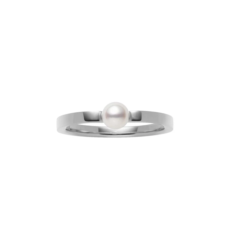 Mikimoto 以珍珠聞名，這款18K白金戒指鑲嵌約4.5毫米的日本 Akoya 阿古屋珍珠，設計極為克制。珍珠在職場語境中象徵智慧與沉穩，特別適合需要長時間溝通、協調的角色。戒指比例輕巧，佩戴感舒適，不會干擾日常工作，卻能在細節中展現成熟氣質，是非常適合長期配戴的選擇。