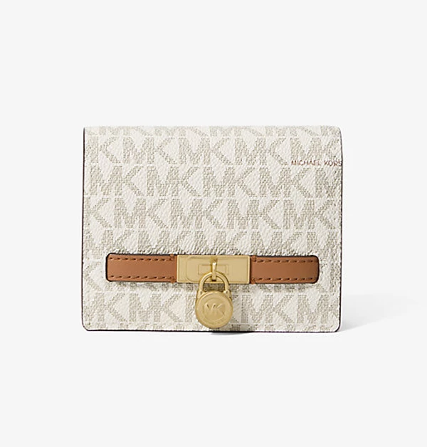 這款副牌Michael Michael Kors(MMK)Logo零錢包,是許多人犒賞媽媽時的首選輕奢入門款,作為入門級精品,它的做工同樣精緻耐用,帆布材質不僅輕便且不易刮傷,小巧的體積能完美收納零錢與卡片。這款零錢小包,非常適合平時穿搭風格較為美式簡約或都會女性範兒的媽媽,不僅能輕鬆融入日常,更能讓每次拿取錢包時,都擁有一份精緻的儀式感。(商品價格約:NTD 4,600)