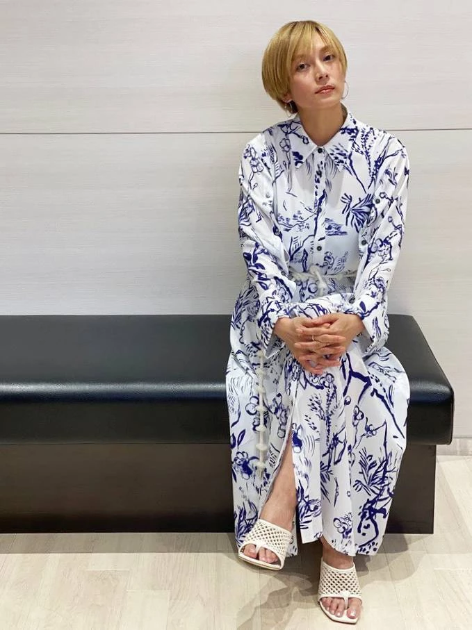 剪了短髮或染了亮色髮型的熟齡女性,非常適合穿著像柴崎幸這身大面積圖騰,但配色乾淨的長洋裝。藍白、黑白...等這類經典配色,能在保有前衛髮型的同時,依然散發出優雅的知性氣質。