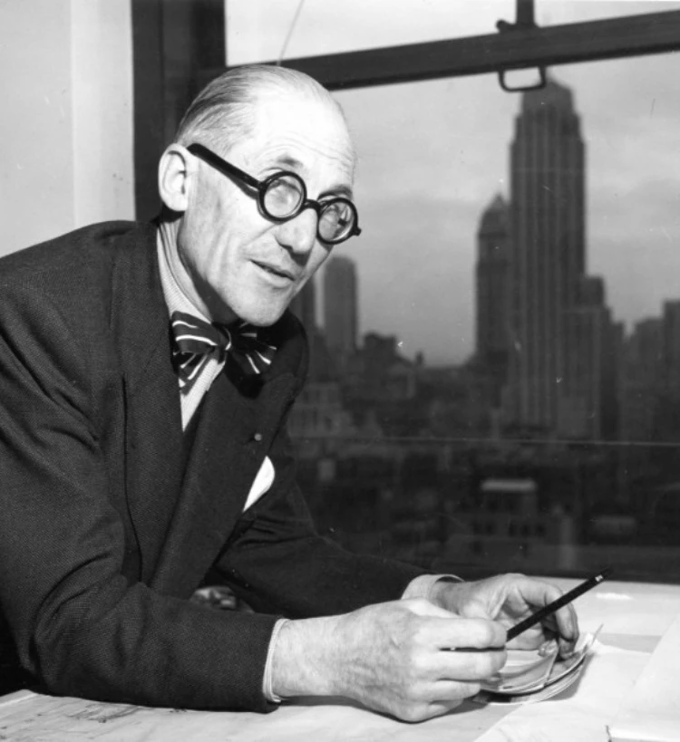 被譽為「現代建築之父」的 Le Corbusier 柯比意，本名 Charles-Édouard Jeanneret，1887年出生於瑞士 La Chaux-de-Fonds 拉紹德封。這座城市同時也是瑞士製錶業的重要基地，他早年甚至曾從事錶面雕刻工作。1920年代，他開始以「Le Corbusier」作為創作化名，並逐步建立現代建築的重要理論體系，包括著名的「建築五點原則」，對20世紀城市規劃與建築設計影響深遠。他的建築語言強調結構理性、功能性與光線秩序，代表作品包括法國馬賽公寓、印度昌迪加爾議會大樓，以及美國哈佛大學卡本特視覺藝術中心等。除了建築設計，他也在繪畫、家具設計與都市規劃領域留下大量創作，並提出《建築色彩學》（Polychromie Architecturale）理論，透過精準色彩系統建立空間情緒與秩序。這套色彩哲學，也成為 Rado 腕錶設計的重要靈感來源。