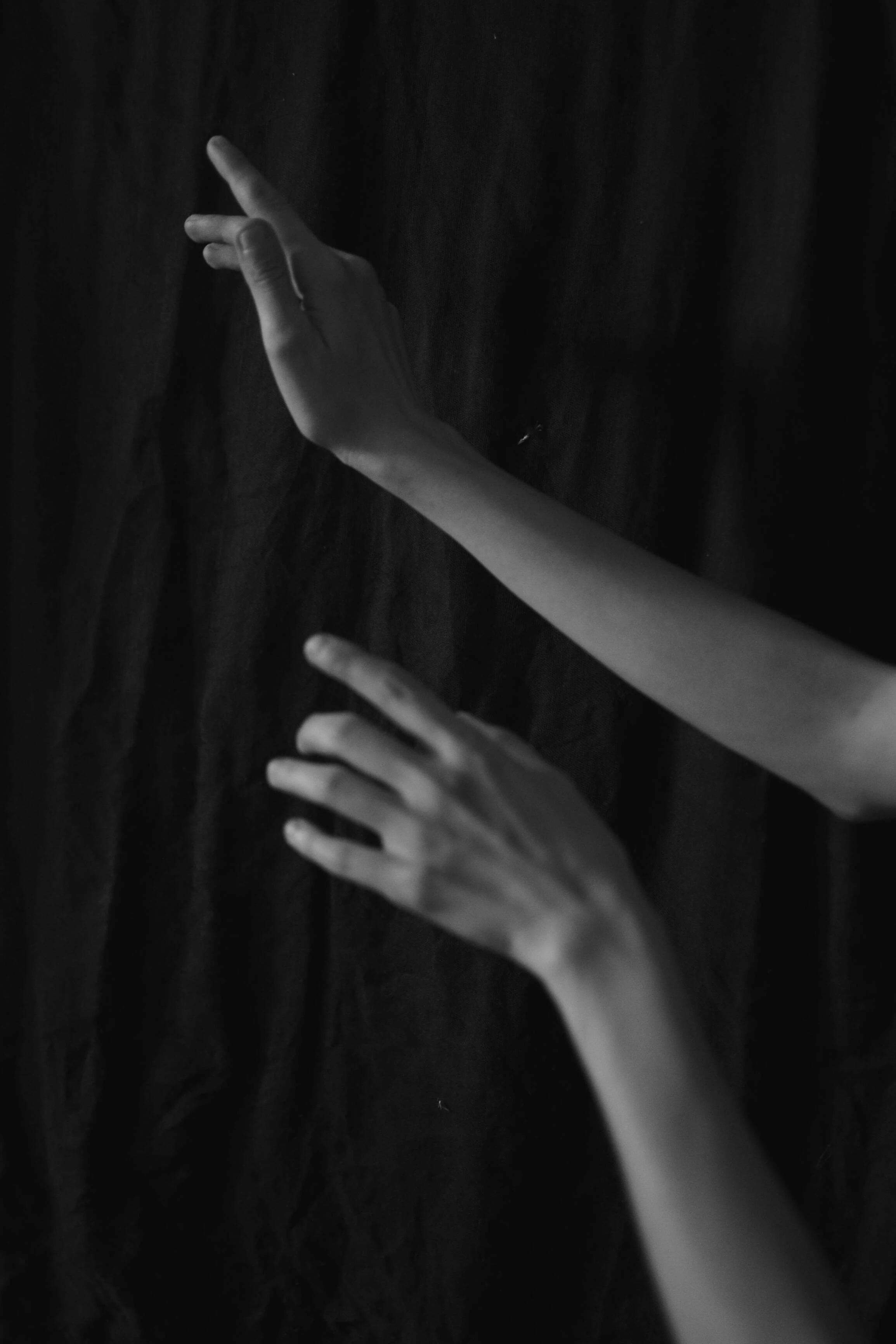 若依能量象徵觀點，左手象徵接納與情感流動。希望吸引穩定關係者，可將茶晶佩戴於左手。若希望在公開場合提升自信與表達力，右手則更適合。項鍊靠近鎖骨位置能在視覺上增加柔和度，戒指則在互動時自然成為焦點。佩戴比例應與服裝線條協調，使整體呈現穩定感。