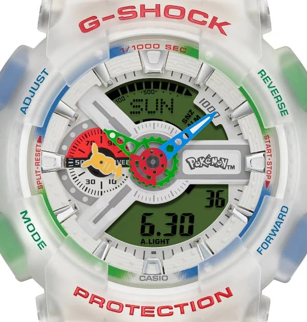 「G-Shock × 寶可夢」真正設計玩味的地方，就在於，這只錶並沒有把皮卡丘直接塞滿整個錶面，而是把寶可夢元素巧妙融入在設計裡頭。例如：9點鐘位置的小錶盤，就直接化身「精靈球」造型；指示針，則採用皮卡丘的黃色背影輪廓，看起來低調，但一眼就知道是屬於寶可夢世界的設計。指針設計，也很有趣，以單純而鮮明的紅／綠／藍色組成，並做成鋸齒狀，相當可愛；再轉到3點鐘方向，「Pokémon」的字樣，低調點綴於錶盤之中，沒有喧賓奪主，卻恰到好處地提醒著配戴者，這是一只獻給所有寶可夢訓練師的紀念腕錶。
