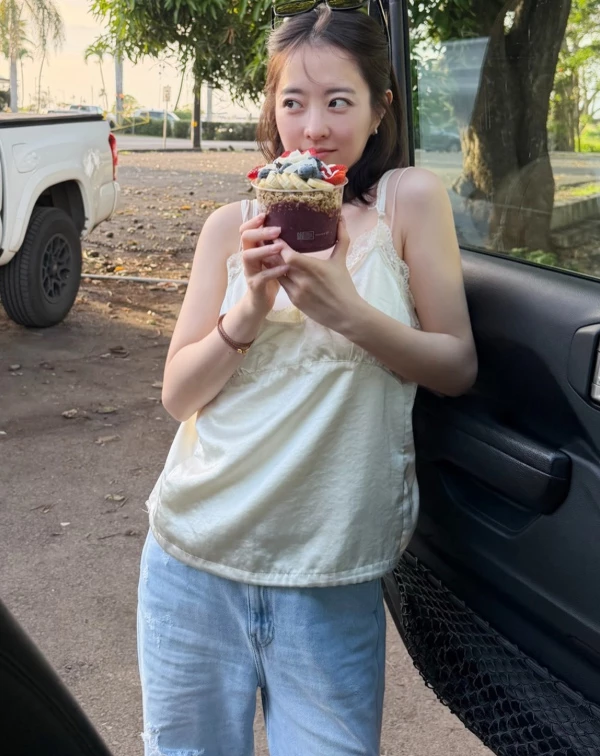 對於158公分的女孩來說,露出纖細的鎖骨和雙臂就是自然地顯瘦法。朴寶英聰明地選了細肩帶蕾絲上衣,大面積露出肩頸線條,讓整個人輕盈又精神!最神的是,這件上衣還是微短版設計,搭上那條刷色好看的淺藍寬褲,其「高腰線」的視覺,也讓腿長直接多出5公分,完美示範「小隻女的逆襲比例」!