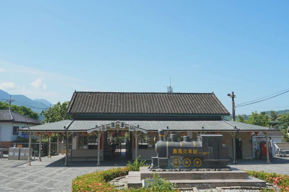 二水站至車埕站恢復全線通車後，最大的亮點之一，就是旅客可更便利地從台中前往集集站。集集車站為一座以檜木建造的木造車站，亦是全台最古老的火車站之一，於 921 地震受損後重建，現已成為集集鎮的重要地標，並曾入選十大觀光小鎮。鎮內除了可前往綠色隧道騎乘自行車外，還可造訪保存地震遺跡的武昌宮、明新書院及特生中心，成為熱門景點。