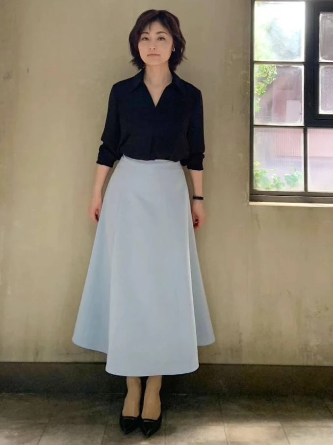常盤貴子以深藍色襯衫搭配水藍色A字裙，示範了一套兼具知性與專業感的職場穿搭。同齡女性們，在挑選類似造型時，不妨選擇材質柔軟、具有垂墜感且版型略為寬鬆的襯衫，穿起來舒適又能修飾身形；下身，則推薦搭配高腰A字裙或直筒裙，既能提升比例，也能打造俐落有型的職場穿搭。
