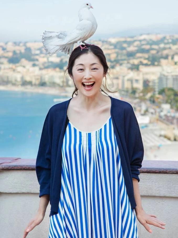 常盤貴子選擇了經典的藍白條紋連身洋裝，外搭一件深藍色針織外套。條紋，是永遠不敗的經典，簡單的藍白配色，帶出清透乾淨的減齡視覺感。外套，則選擇柔和的針織材質，不僅修飾手臂，更添一抹舒適自在。編輯我建議給同齡者，若想嘗試條紋，建議可選擇細條紋或藍白配色，會更顯氣質。外套可選擇短版或輕薄材質，以避免過於厚重。