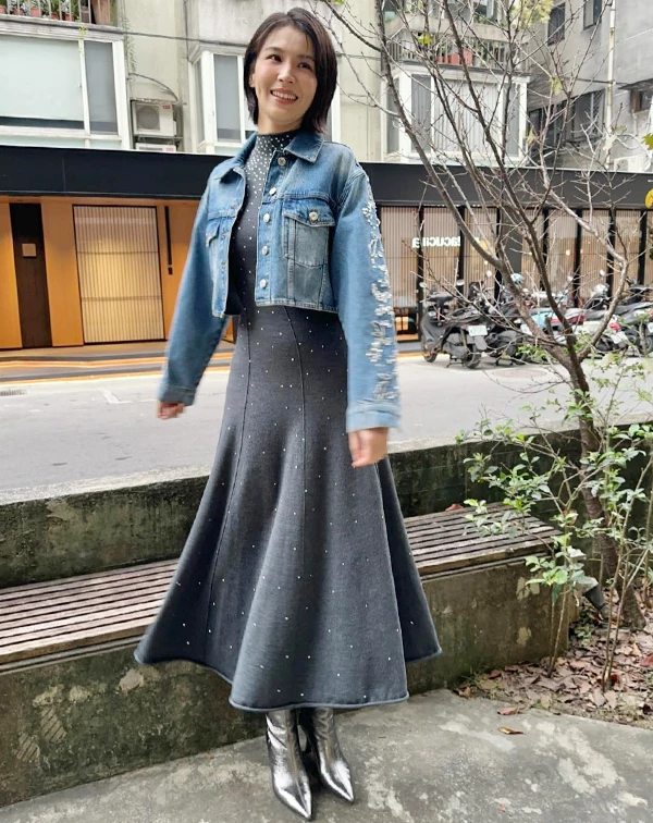 這套「短版外套+ A字長裙」的顯瘦黃金公式造型，又再次展現出曾沛慈「帥氣又溫柔」的高級混搭功力！她聰明地穿上短版外套來拉高腰線，讓身材比例看起來超修長，同時運用丹寧的率性中和了灰色洋裝的正式感，讓魚尾裙擺在走動間散發出剛剛好的女人味，把街頭休閒和摩登時髦玩得超高級。