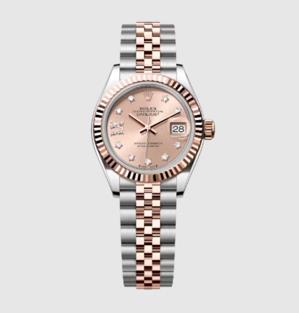 這款完全是溫柔天花板，專為女性優雅氣質打造的「Lady-Datejust」！玫瑰金自帶一種襯膚色的顯白魔力，加上鮭魚粉的面盤，散發出一種低調卻藏不住的貴氣。穿上一件簡單的針織衫或洋裝，這支錶就能幫你的整體穿搭質感直接加到滿分，絕對是讓人一眼戀愛的夢幻逸品！（商品價格約：NTD 533,500）