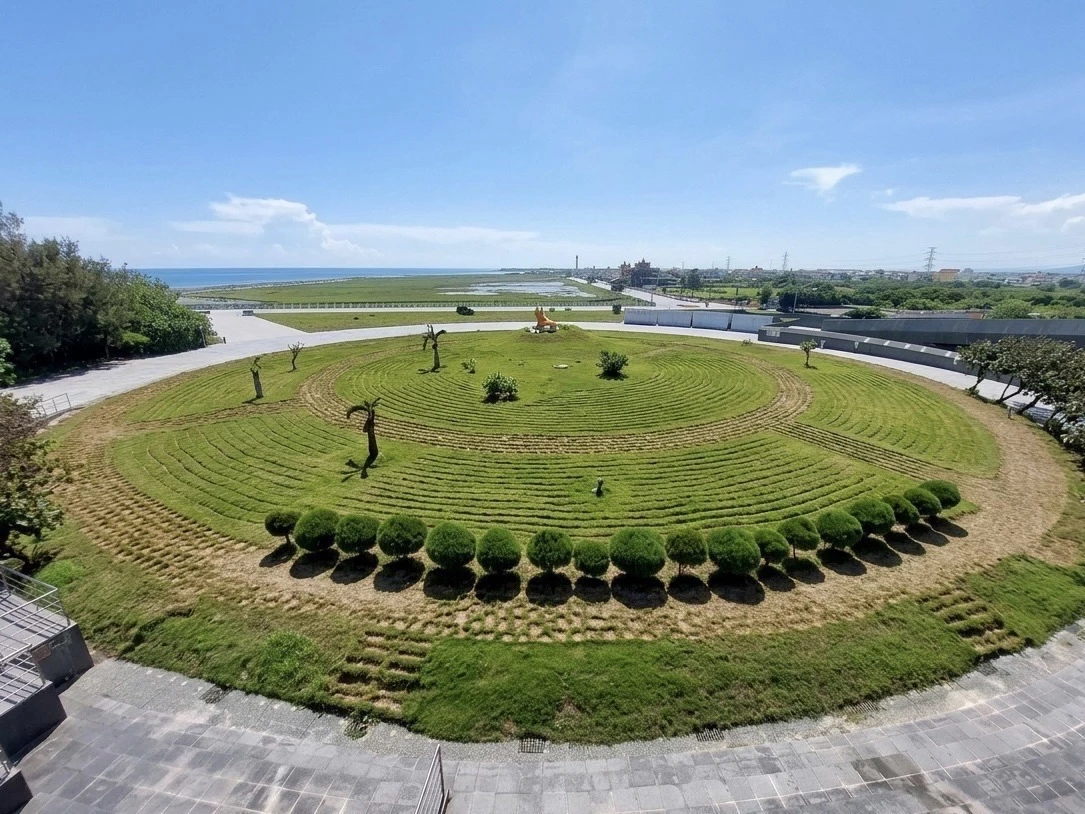 台中人氣景點高美濕地即將迎來全新面貌！作為台中海線最具代表性的國際級觀光地標，高美濕地遊客中心將全面升級，以永續生態、環境教育及深度旅遊為核心，打造結合展覽、餐飲、體驗與休憩的新型態旅遊據點。同時，隨著台中捷運橘線延伸海線持續推進，未來往返高美濕地、台中國際機場及梧棲等地將更加便利。