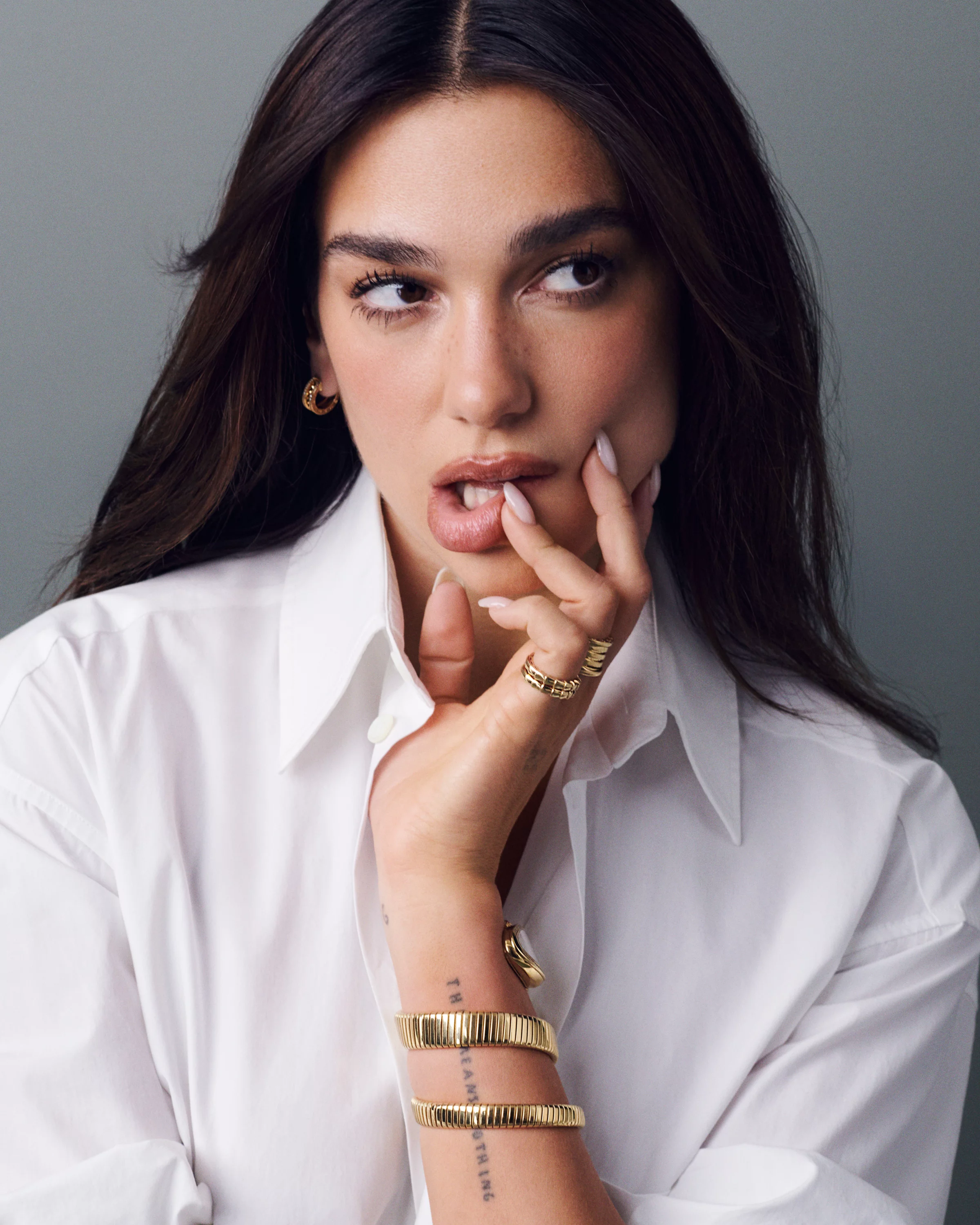 寶格麗新任全球品牌代言人 Dua Lipa 演繹 Bvlgari&nbsp;B.zero1 系列與 Serpenti Viper 系列，配戴品項包含：Serpenti Viper 18K黃金單圈戒指、B.zero1 Rock 18K黃金鉚釘鑲鑽戒指、B.zero1 New Wave 18K黃金三環鑲鑽戒指、B.zero1 18K黃金四環戒指、Serpenti Viper 18K黃金鑲鑽項鍊、Serpenti Viper 18K黃金單圈手環、Serpenti Viper 18K黃金鑲鑽手環、B.zero1 Rock 18K黃金鉚釘鑲鑽耳環、Serpenti Tubogas 18K黃金雙圈鑲鑽腕錶。（以上價格店洽）