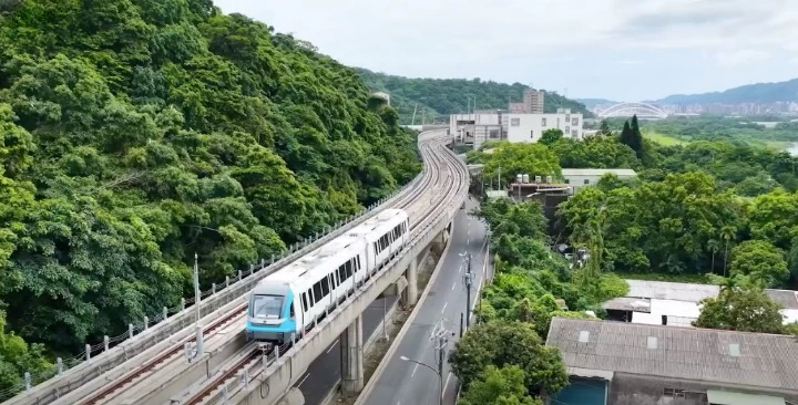備受關注的新北捷運「三鶯線」正式進入初勘階段,距離通車邁入最後關鍵里程碑,預計 6 月正式通車。三鶯線全長約 14.29 公里,自板南線頂埔站出發,串連土城、三峽至鶯歌,共設 12 座車站,涵蓋台北大學、鶯歌車站與陶瓷老街等重要節點。未來通車後,不僅可大幅縮短三鶯地區往返台北市的通勤時間,也將強化台鐵轉乘功能,成為新北交通路網的重要拼圖。