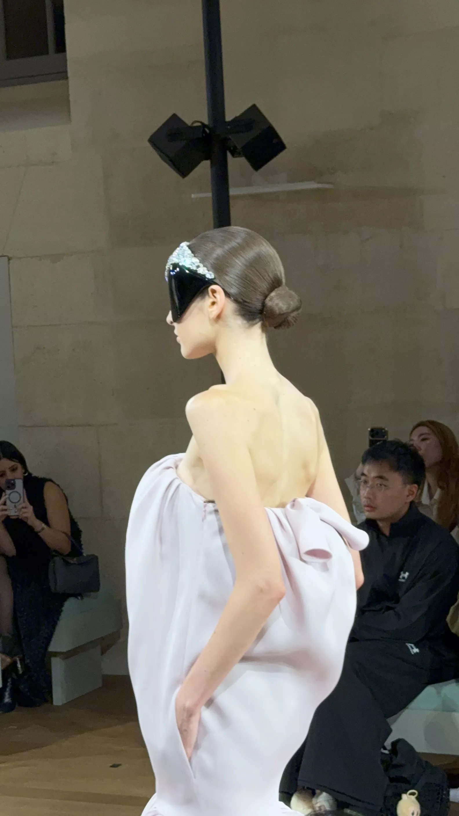 猶記得去年十月我們在巴黎直擊 Pierpaolo Piccioli 首秀時,當第一套造型出現,便能感受到品牌風格的轉變。